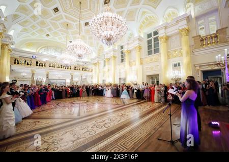 MOSKAU - 16. September 2017: Viele Gäste beim Großen Katharinenball (Tanzparty) in Zaritsyno Stockfoto