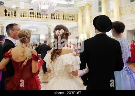 MOSKAU - 16. September 2017: Gäste beim Großen Katharinenball (Tanzparty) in Zaritsyno Stockfoto