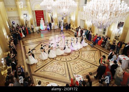 MOSKAU - 16. September 2017: Schöne Tanzpaare beim Großen Katharinenball (Tanzparty) in Zaritsyno Stockfoto