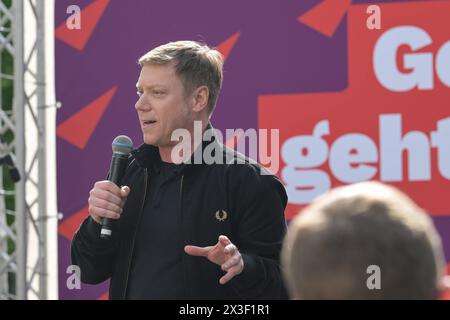 Berlin, Deutschland 26. April 2024: Die linke startet heiße Wahlkampfphase - 26.04.2024 im Bild: Martin Schirdewan, Spitzenkandidat der Partei die linke für die Europawahl *** Berlin, Deutschland 26 April 2024 die Linkspartei startet heiße Wahlkampfphase 26 04 2024 im Bild Martin Schirdewan, Spitzenkandidat der Linkspartei für die Europawahl Copyright: xFotostandx/xReuhlx Stockfoto