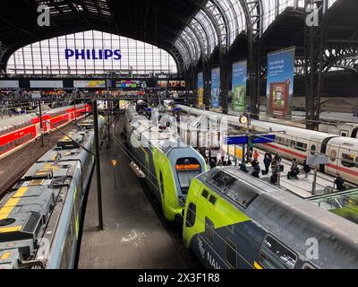 Hamburg, Deutschland. April 2024. Die Züge parken auf den Bahnsteigen am Hauptbahnhof. Bei einem Zugunglück am Hamburger Hauptbahnhof wurden am Freitagnachmittag sechs Menschen verletzt. Autor: Thomas Müller/dpa/Alamy Live News Stockfoto