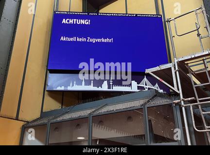 Hamburg, Deutschland. April 2024. Eine Anzeigetafel zeigt an, dass der Zugverkehr am Hauptbahnhof unterbrochen wurde. Bei einem Zugunglück am Hamburger Hauptbahnhof wurden am Freitagnachmittag sechs Menschen verletzt. Autor: Thomas Müller/dpa/Alamy Live News Stockfoto