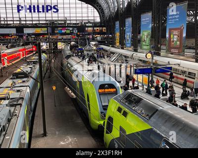 Hamburg, Deutschland. April 2024. Die Züge parken auf den Bahnsteigen am Hauptbahnhof. Bei einem Zugunglück am Hamburger Hauptbahnhof wurden am Freitagnachmittag sechs Menschen verletzt. Autor: Thomas Müller/dpa/Alamy Live News Stockfoto