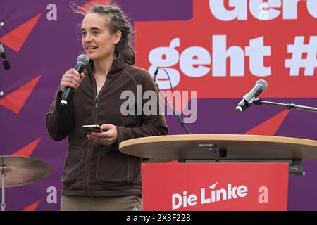 Berlin, Deutschland 26. April 2024: Die linke startet heiße Wahlkampfphase - 26.04.2024 im Bild: Carola Rakete parteilose Kandidatin der Partei der Linken für das EU-Parlament *** Berlin, Deutschland 26 April 2024 die Linkspartei startet heiße Wahlphase 26 04 2024 im Bild Carola Rakete Nichtparteikandidat der Linkspartei für das EU-Parlament Copyright: xFotostandx/xReuhlx Stockfoto
