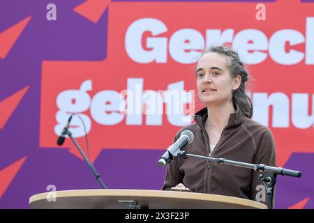 Berlin, Deutschland 26. April 2024: Die linke startet heiße Wahlkampfphase - 26.04.2024 im Bild: Carola Rakete parteilose Kandidatin der Partei der Linken für das EU-Parlament *** Berlin, Deutschland 26 April 2024 die Linkspartei startet heiße Wahlphase 26 04 2024 im Bild Carola Rakete Nichtparteikandidat der Linkspartei für das EU-Parlament Copyright: xFotostandx/xReuhlx Stockfoto