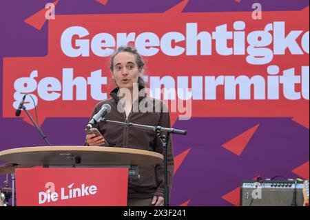 Berlin, Deutschland 26. April 2024: Die linke startet heiße Wahlkampfphase - 26.04.2024 im Bild: Carola Rakete parteilose Kandidatin der Partei der Linken für das EU-Parlament *** Berlin, Deutschland 26 April 2024 die Linkspartei startet heiße Wahlphase 26 04 2024 im Bild Carola Rakete Nichtparteikandidat der Linkspartei für das EU-Parlament Copyright: xFotostandx/xReuhlx Stockfoto