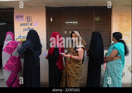 Vrindavan, Uttar Pradesh, Indien. April 2024. Frauen stehen in einer Warteschlange vor einem Wahlhaus, um während der zweiten Phase der indischen allgemeinen Wahlen im Bezirk Vrindavan in Uttar Pradesh zu wählen. (Kreditbild: © Kabir Jhangiani/ZUMA Press Wire) NUR REDAKTIONELLE VERWENDUNG! Nicht für kommerzielle ZWECKE! Stockfoto