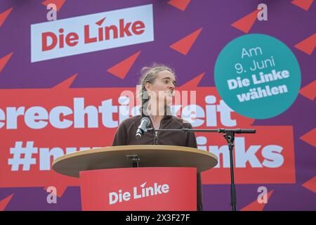 Berlin, Deutschland 26. April 2024: Die linke startet heiße Wahlkampfphase - 26.04.2024 im Bild: Carola Rakete parteilose Kandidatin der Partei der Linken für das EU-Parlament *** Berlin, Deutschland 26 April 2024 die Linkspartei startet heiße Wahlphase 26 04 2024 im Bild Carola Rakete Nichtparteikandidat der Linkspartei für das EU-Parlament Copyright: xFotostandx/xReuhlx Stockfoto