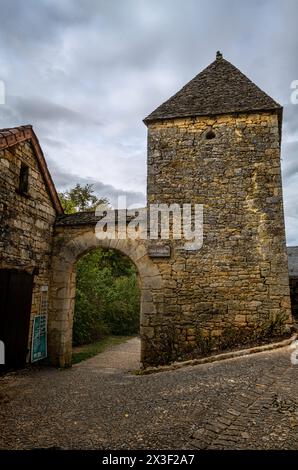 Eintritt zum alten Krankenhaus, Coly-Saint-Amand, Dordogne, Frankreich. September 2022. Stockfoto