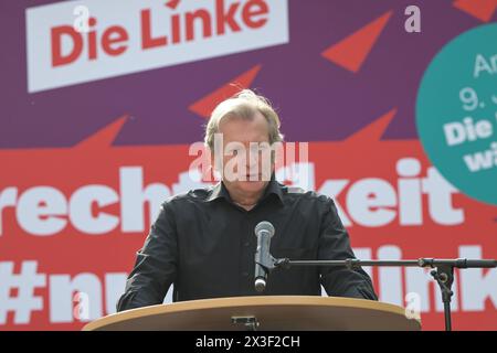 Berlin, Deutschland 26. April 2024: Die linke startet heiße Wahlkampfphase - 26.04.2024 im Bild: Gerhard Trabert parteiloser Kandidat für die linke zur Wahl EU Parlament *** Berlin, Deutschland 26 April 2024 die Linkspartei startet heiße Wahlphase 26 04 2024 im Bild Gerhard Trabert Nichtkandidat für die Linkspartei bei der EU-Parlamentswahl Copyright: xFotostandx/xReuhlx Stockfoto