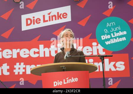 Berlin, Deutschland 26. April 2024: Die linke startet heiße Wahlkampfphase - 26.04.2024 im Bild: Carola Rakete parteilose Kandidatin der Partei der Linken für das EU-Parlament *** Berlin, Deutschland 26 April 2024 die Linkspartei startet heiße Wahlphase 26 04 2024 im Bild Carola Rakete Nichtparteikandidat der Linkspartei für das EU-Parlament Copyright: xFotostandx/xReuhlx Stockfoto