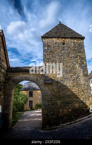 Eintritt zum alten Krankenhaus, Coly-Saint-Amand, Dordogne, Frankreich. September 2022. Stockfoto