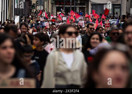 Porto, Portugal. April 2024. Tausende von Menschen wurden während des 50. Jahrestages der Nelkenrevolution in den Straßen von Porto gesehen. Tausende von Menschen nahmen an den Feierlichkeiten zum 50. Jahrestag des 25. April in Porto Teil. Am 25. April 1974 beendete eine militärische Revolution, die als Nelkenrevolution bekannt war, die Diktatur des Estado Novo und stellte die Demokratie in Portugal wieder her. Seitdem wird dieser Tag als Freiheitstag gefeiert. (Foto: Telmo Pinto/SOPA Images/SIPA USA) Credit: SIPA USA/Alamy Live News Stockfoto