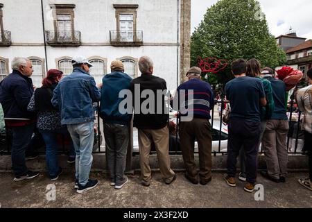 Porto, Portugal. April 2024. Eine Gruppe älterer Menschen, die die Parade zum 50. Jahrestag der Nelkenrevolution beobachten. Tausende von Menschen nahmen an den Feierlichkeiten zum 50. Jahrestag des 25. April in Porto Teil. Am 25. April 1974 beendete eine militärische Revolution, die als Nelkenrevolution bekannt war, die Diktatur des Estado Novo und stellte die Demokratie in Portugal wieder her. Seitdem wird dieser Tag als Freiheitstag gefeiert. (Foto: Telmo Pinto/SOPA Images/SIPA USA) Credit: SIPA USA/Alamy Live News Stockfoto