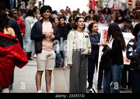 Porto, Portugal. April 2024. Teenager, die mit Nelken während des 50. Jahrestages der Nelkenrevolution in den Straßen von Porto gesehen wurden. Tausende von Menschen nahmen an den Feierlichkeiten zum 50. Jahrestag des 25. April in Porto Teil. Am 25. April 1974 beendete eine militärische Revolution, die als Nelkenrevolution bekannt war, die Diktatur des Estado Novo und stellte die Demokratie in Portugal wieder her. Seitdem wird dieser Tag als Freiheitstag gefeiert. (Foto: Telmo Pinto/SOPA Images/SIPA USA) Credit: SIPA USA/Alamy Live News Stockfoto