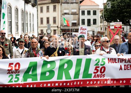 Porto, Portugal. April 2024. Tausende von Menschen wurden während des 50. Jahrestages der Nelkenrevolution in den Straßen von Porto gesehen. Tausende von Menschen nahmen an den Feierlichkeiten zum 50. Jahrestag des 25. April in Porto Teil. Am 25. April 1974 beendete eine militärische Revolution, die als Nelkenrevolution bekannt war, die Diktatur des Estado Novo und stellte die Demokratie in Portugal wieder her. Seitdem wird dieser Tag als Freiheitstag gefeiert. (Foto: Telmo Pinto/SOPA Images/SIPA USA) Credit: SIPA USA/Alamy Live News Stockfoto