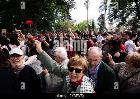 Porto, Portugal. April 2024. Menschen, die mit Nelken während des 50. Jahrestages der Nelkenrevolution Parade in Porto gesehen wurden. Tausende von Menschen nahmen an den Feierlichkeiten zum 50. Jahrestag des 25. April in Porto Teil. Am 25. April 1974 beendete eine militärische Revolution, die als Nelkenrevolution bekannt war, die Diktatur des Estado Novo und stellte die Demokratie in Portugal wieder her. Seitdem wird dieser Tag als Freiheitstag gefeiert. Quelle: SOPA Images Limited/Alamy Live News Stockfoto