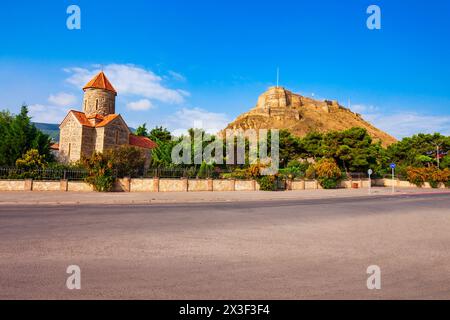 Kirche der Heiligen Erzengel und Festung in der Altstadt von Gori. Gori ist eine Stadt im Osten Georgiens, die als regionale Hauptstadt von Shida Kartli dient. Stockfoto