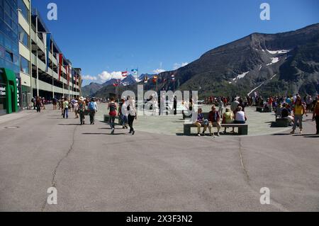 Touristen mit Bergblick im Besucherzentrum Kaiser-Franz-Josefs-Höhe. Stockfoto