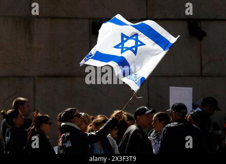 New York, Usa. April 2024. Pro-israelische Gegenprotestierende veranstalten am Freitag, den 26. April 2024, eine Kundgebung vor der Columbia University in New York. Die Universität kündigte an, dass der Unterricht ab Montag aus der Ferne stattfinden würde, da die propalästinensischen Proteste fast zwei Wochen lang auf dem Campus der Schule anhielten. Foto: John Angelillo/UPI Credit: UPI/Alamy Live News Stockfoto