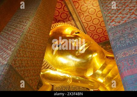 Das bekannte 15 Meter hohe, gigantische Bild liegender Buddha im Wat Pho Tempelkomplex im Phra Nakhon District von Bangkok, Thailand Stockfoto