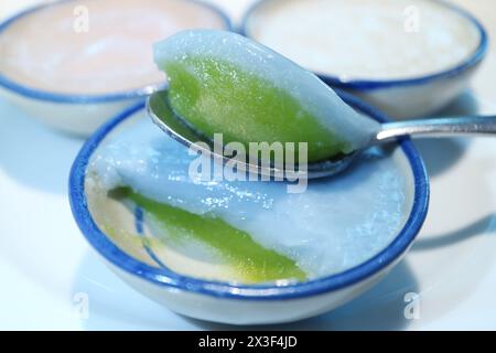 Creamy Top und Sticky Bottom Layer aus thailändischer Kokosmilch mit Butterfly Pea und Pandan Leaf Juice Pudding, genannt Kanom Tuay Talai Stockfoto