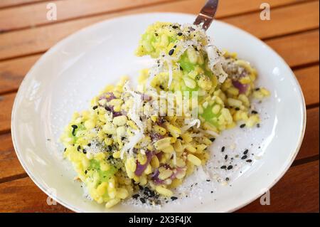 Nahaufnahme von Khanom Tua Pap, thailändisches Dessert aus Kleberreis und Mung Bohnen-Knödeln, bestreut mit Zucker und Sesamsamen Stockfoto