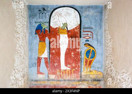 Wandbild mit dem Gott Khnum und einer Kobra am Grab des ägyptischen Pharao Ramesses I. (KV16) im Tal der Könige in Luxor, Ägypten Stockfoto