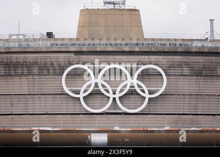 Paris, Frankreich. April 2024. Vincent Isore/IP3; Roissy EN France, Frankreich 26. April 2024 - Olympische Ringe schmücken die Fassade des Terminals 1 am Flughafen Charles de Gaulle. Paris bereitet sich auf die Austragung der XXXIII. Olympischen Sommerspiele vom 26. Juli bis 11. August vor. OLY, JEUX OLYMPIQUES PARIS 2024, ILLUSTRATION, PARIS 2024, GENERIQUE, CDG, LUFTVERKEHR, VERKEHR, LUFTFAHRT, TERMINAL 1, INFRASTRUKTUR, LUFTFAHRT, Credit: MAXPPP/Alamy Live News Stockfoto