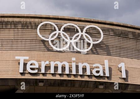 Paris, Frankreich. April 2024. Vincent Isore/IP3; Roissy EN France, Frankreich 26. April 2024 - Olympische Ringe schmücken die Fassade des Terminals 1 am Flughafen Charles de Gaulle. Paris bereitet sich auf die Austragung der XXXIII. Olympischen Sommerspiele vom 26. Juli bis 11. August vor. OLY, JEUX OLYMPIQUES PARIS 2024, ILLUSTRATION, PARIS 2024, GENERIQUE, CDG, LUFTVERKEHR, VERKEHR, LUFTFAHRT, TERMINAL 1, INFRASTRUKTUR, LUFTFAHRT, Credit: MAXPPP/Alamy Live News Stockfoto