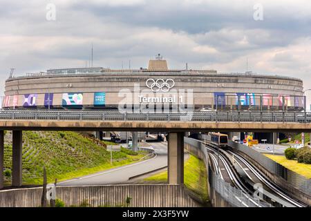 Paris, Frankreich. April 2024. Vincent Isore/IP3; Roissy EN France, Frankreich 26. April 2024 - Olympische Ringe schmücken die Fassade des Terminals 1 am Flughafen Charles de Gaulle. Paris bereitet sich auf die Austragung der XXXIII. Olympischen Sommerspiele vom 26. Juli bis 11. August vor. OLY, JEUX OLYMPIQUES PARIS 2024, ILLUSTRATION, PARIS 2024, GENERIQUE, CDG, LUFTVERKEHR, VERKEHR, LUFTFAHRT, TERMINAL 1, INFRASTRUKTUR, LUFTFAHRT, Credit: MAXPPP/Alamy Live News Stockfoto