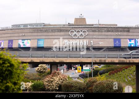 Paris, Frankreich. April 2024. Vincent Isore/IP3; Roissy EN France, Frankreich 26. April 2024 - Olympische Ringe schmücken die Fassade des Terminals 1 am Flughafen Charles de Gaulle. Paris bereitet sich auf die Austragung der XXXIII. Olympischen Sommerspiele vom 26. Juli bis 11. August vor. OLY, JEUX OLYMPIQUES PARIS 2024, ILLUSTRATION, PARIS 2024, GENERIQUE, CDG, LUFTVERKEHR, VERKEHR, LUFTFAHRT, TERMINAL 1, INFRASTRUKTUR, LUFTFAHRT, Credit: MAXPPP/Alamy Live News Stockfoto