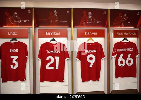 England, Liverpool - 29. Dezember 2023: Liverpool FC Trikots für Wataru Endo, Kostas Tsimikas, Darwin Nunez und Trent Alexander-Arnold. Stockfoto