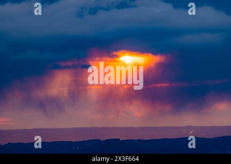 Sächsische Schweiz Aussicht vom Carolafelsen, Regenschauer zum Sonnenuntergang. Bad Schandau Sachsen Deutschland *** Sächsische Schweiz Blick vom Carola Rock, Regendusche bei Sonnenuntergang Bad Schandau Sachsen Deutschland Stockfoto