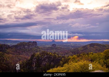 Sächsische Schweiz Aussicht vom Carolafelsen auf die Schrammsteinkette, den Falkenstein und den Lilienstein. Bad Schandau Sachsen Deutschland *** Sächsische Schweiz Blick auf die Schrammsteinkette, den Falkenstein und den Lilienstein vom Carola Rock Bad Schandau Sachsen Deutschland Stockfoto