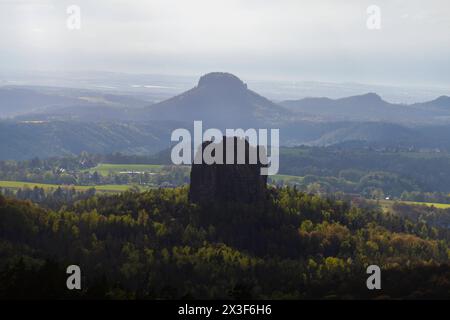 Sächsische Schweiz Aussicht vom Carolafelsen auf die Schrammsteinkette, den Falkenstein und den Lilienstein. Bad Schandau Sachsen Deutschland *** Sächsische Schweiz Blick auf die Schrammsteinkette, den Falkenstein und den Lilienstein vom Carola Rock Bad Schandau Sachsen Deutschland Stockfoto