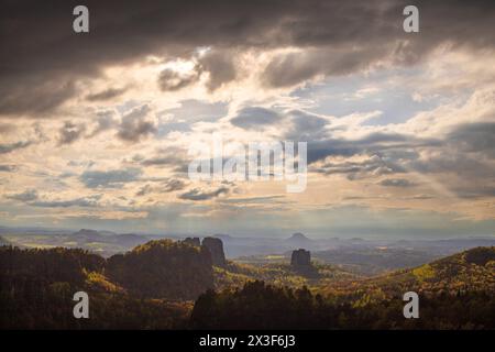 Sächsische Schweiz Aussicht vom Carolafelsen auf die Schrammsteinkette, den Falkenstein und den Lilienstein. Bad Schandau Sachsen Deutschland *** Sächsische Schweiz Blick auf die Schrammsteinkette, den Falkenstein und den Lilienstein vom Carola Rock Bad Schandau Sachsen Deutschland Stockfoto