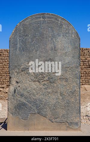 Altägyptische Stele, die den Gott Amun darstellt, der im Luxor-Tempel in Luxor, Ägypten, opfert Stockfoto