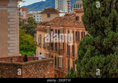 Malaga, Spanien, Blick auf die östliche und moderne Architektur vor der Festung Alcazaba Stockfoto