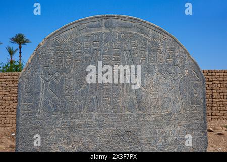 Altägyptische Stele, die den Gott Amun darstellt, der im Luxor-Tempel in Luxor, Ägypten, opfert Stockfoto
