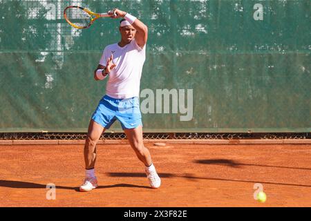 Barcelona, Spanien. April 2024. Tennisspieler Rafael Nadal wurde während eines Trainings beim Barcelona Open Banc Sabadell Turnier in Barcelona gesehen. (Foto: Gonzales Foto - Ainhoa Rodriguez Jara). Stockfoto