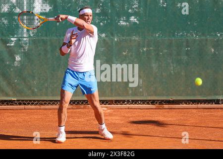 Barcelona, Spanien. April 2024. Tennisspieler Rafael Nadal wurde während eines Trainings beim Barcelona Open Banc Sabadell Turnier in Barcelona gesehen. (Foto: Gonzales Foto - Ainhoa Rodriguez Jara). Stockfoto