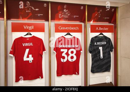 England, Liverpool - 29. Dezember 2023: Liverpool FC Trikots für Virgil van Dijk, Ryan Gravenberch und Alisson Becker. Stockfoto