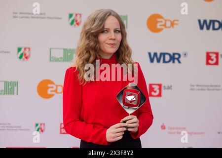 Marl, Deutschland. April 2024. Sarah Bosetti spaziert auf dem roten Teppich bei der 60. Grimme-Preisverleihung im Theater Marl. Quelle: Rolf Vennenbernd/dpa/Alamy Live News Stockfoto