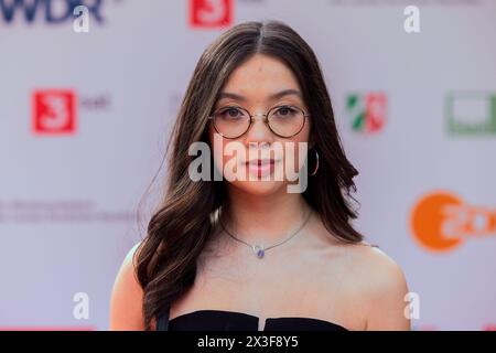 Marl, Deutschland. April 2024. Purnima Grätz spaziert auf dem roten Teppich bei der 60. Grimme-Preisverleihung im Theater Marl. Quelle: Rolf Vennenbernd/dpa/Alamy Live News Stockfoto