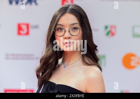 Marl, Deutschland. April 2024. Purnima Grätz spaziert auf dem roten Teppich bei der 60. Grimme-Preisverleihung im Theater Marl. Quelle: Rolf Vennenbernd/dpa/Alamy Live News Stockfoto