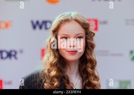 Marl, Deutschland. April 2024. Bella Bading spaziert auf dem roten Teppich bei der 60. Grimme-Preisverleihung im Theater Marl. Quelle: Rolf Vennenbernd/dpa/Alamy Live News Stockfoto