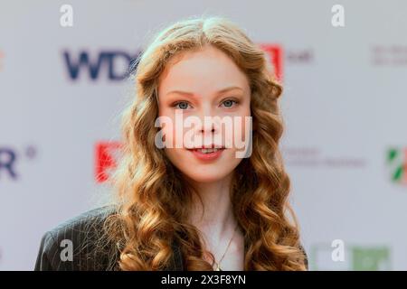 Marl, Deutschland. April 2024. Bella Bading spaziert auf dem roten Teppich bei der 60. Grimme-Preisverleihung im Theater Marl. Quelle: Rolf Vennenbernd/dpa/Alamy Live News Stockfoto