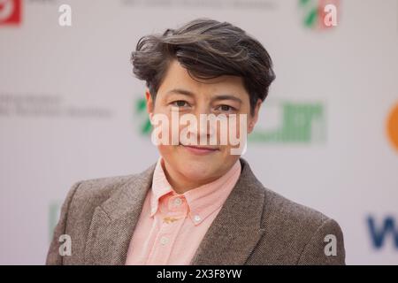 Marl, Deutschland. April 2024. Julia C. Kaiser spaziert auf dem roten Teppich bei der 60. Grimme-Preisverleihung im Theater Marl. Quelle: Rolf Vennenbernd/dpa/Alamy Live News Stockfoto