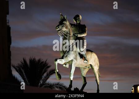 IZMIR, TURKIYE - 22. OKTOBER 2023: Izmir Atatürk Monument auf dem Platz der Republik, Stadt Alsancak Stockfoto